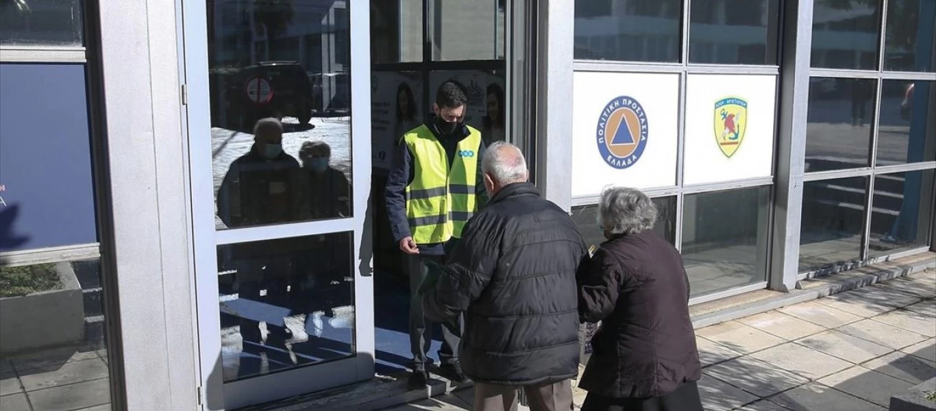 Θρασείς: Πανηγυρίζουν γιατί εκβίασαν 3.400 ηλικιωμένους - Σήμερα οι ανακοινώσεις για την εφαρμογή της υποχρεωτικότητας